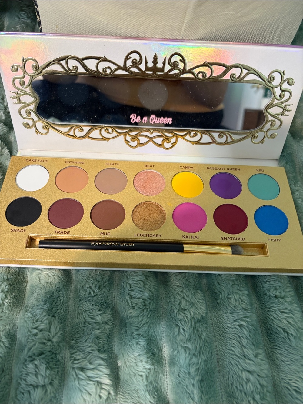 Be a Queen Eyeshadow Palette - Vibrant Multi-Color Set